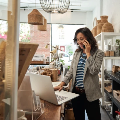 trabajadora gestión comercios